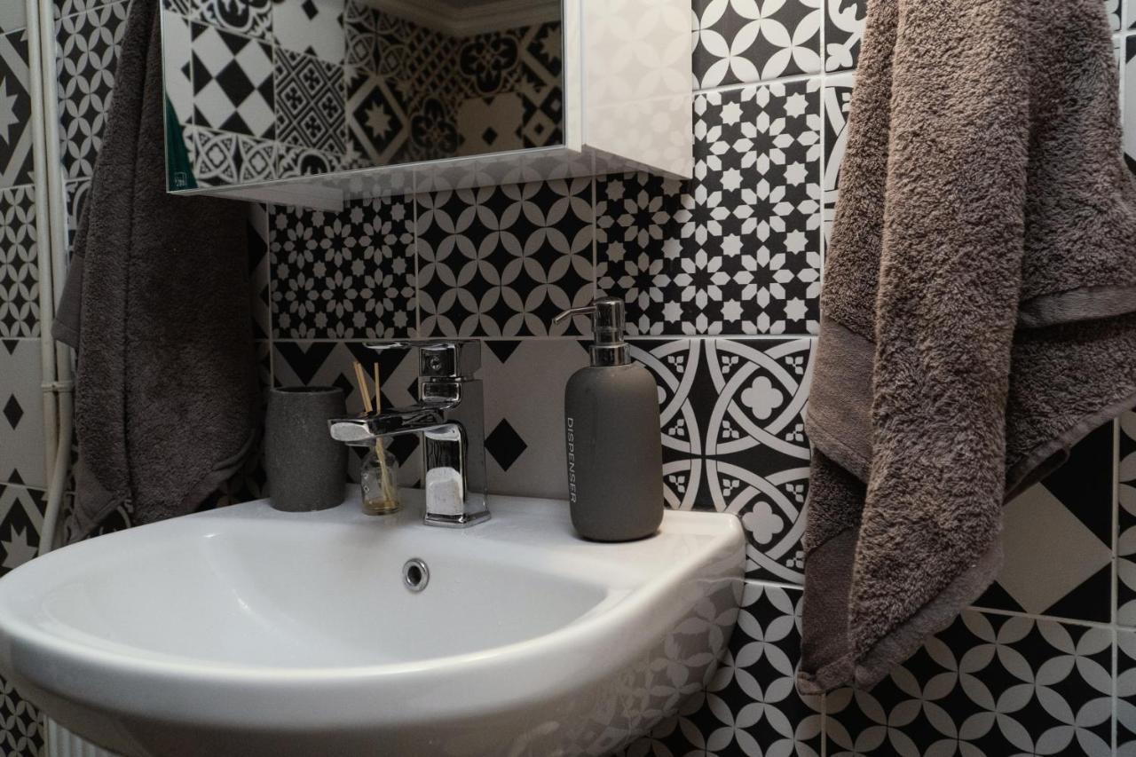 Theo Apartments Tesalonika Bagian luar foto